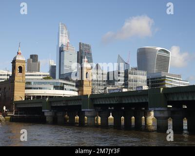 Die Cannon Street Railway Bridge wurde von Sir John Hawkshaw entworfen und 1866 eröffnet Stockfoto