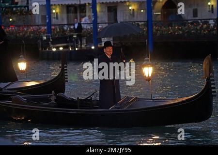 Der britische Schauspieler und Regisseur Kenneth Branagh in der Rolle des belgischen Ermittlers Hercule Poirot während der Dreharbeiten des Films "Ein Spuk in Venedig", inspiriert von einer Episode der berühmten Figur, die von der britischen Schriftstellerin Agatha Christie geschaffen und von Branagh selbst geleitet wurde. Heute, 9. Januar 2023. © ANDREA MEROLA Stockfoto