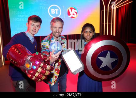 Superhelden-Wissenschaftler Barry Fitzgerald (Zentrum) und Studenten Evan Pollard (links, 16) und Sahasra Vivek Kumar (rechts, 13) bei der Eröffnung der BT Young Scientist & Technology-Ausstellung im RDS in Dublin. Foto: Dienstag, 10. Januar 2023. Stockfoto