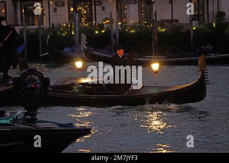 Der britische Schauspieler und Regisseur Kenneth Branagh in der Rolle des belgischen Ermittlers Hercule Poirot während der Dreharbeiten des Films "Ein Spuk in Venedig", inspiriert von einer Episode der berühmten Figur, die von der britischen Schriftstellerin Agatha Christie geschaffen und von Branagh selbst geleitet wurde. Heute, 9. Januar 2023. © ANDREA MEROLA Stockfoto