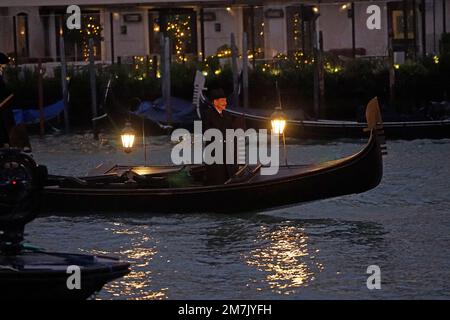 Der britische Schauspieler und Regisseur Kenneth Branagh in der Rolle des belgischen Ermittlers Hercule Poirot während der Dreharbeiten des Films "Ein Spuk in Venedig", inspiriert von einer Episode der berühmten Figur, die von der britischen Schriftstellerin Agatha Christie geschaffen und von Branagh selbst geleitet wurde. Heute, 9. Januar 2023. © ANDREA MEROLA Stockfoto