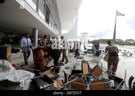 (230110) -- BRASILIA, 10. Januar 2023 (Xinhua) -- Arbeiter räumen beschädigte Möbel vor dem Planalto Palace, dem Präsidentensitz, in Brasilia, Brasilien, 9. Januar, 2023. Am Montag gaben die drei brasilianischen Regierungsstellen eine gemeinsame Erklärung ab, in der sie ihre Einheit zum Ausdruck brachten und die Gesellschaft aufforderten, "zur Verteidigung von Frieden und Demokratie Ruhe zu bewahren". (Foto: Lucio Tavora/Xinhua) Stockfoto