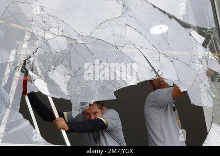 (230110) -- BRASILIA, 10. Januar 2023 (Xinhua) -- Workers clear broken glass of Damaged Windows at Planalto Palace, the Presidential Headquarters, in Brasilia, Brasilien, 9. Januar, 2023. Am Montag gaben die drei brasilianischen Regierungsstellen eine gemeinsame Erklärung ab, in der sie ihre Einheit zum Ausdruck brachten und die Gesellschaft aufforderten, "zur Verteidigung von Frieden und Demokratie Ruhe zu bewahren". (Foto: Lucio Tavora/Xinhua) Stockfoto