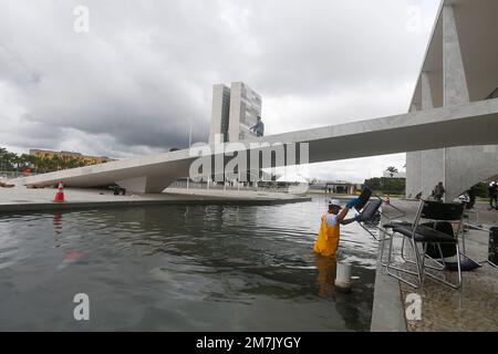 (230110) -- BRASILIA, 10. Januar 2023 (Xinhua) -- Arbeiter räumen beschädigte Möbel vor dem Planalto Palace, dem Präsidentensitz, in Brasilia, Brasilien, 9. Januar, 2023. Am Montag gaben die drei brasilianischen Regierungsstellen eine gemeinsame Erklärung ab, in der sie ihre Einheit zum Ausdruck brachten und die Gesellschaft aufforderten, "zur Verteidigung von Frieden und Demokratie Ruhe zu bewahren". (Foto: Lucio Tavora/Xinhua) Stockfoto