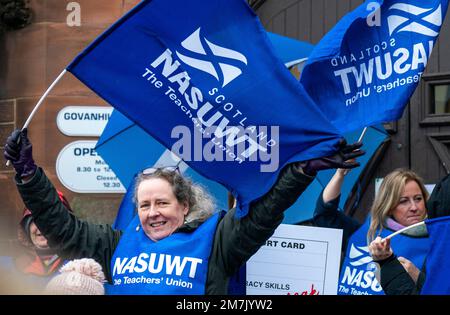 Mitglieder der NASUWT, der Lehrergewerkschaft, stellen außerhalb des Wahlkreises des Ersten Ministers von Schottland, Nicola Sturgeon, in Glasgow eine "Anerkennungskarte" aus. Foto: Dienstag, 10. Januar 2023. Stockfoto