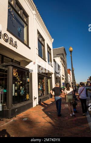 Trendige, gehobene Wisconsin Avenue mit schicken Geschäften und Restaurants in Georgetown, einem historischen Viertel, sowie Handels- und Unterhaltungsmöglichkeiten Stockfoto