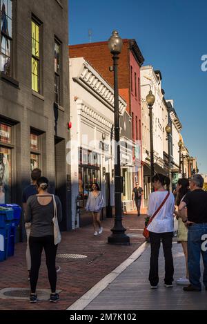 Trendige, gehobene Wisconsin Avenue mit schicken Geschäften und Restaurants in Georgetown, einem historischen Viertel, sowie Handels- und Unterhaltungsmöglichkeiten Stockfoto