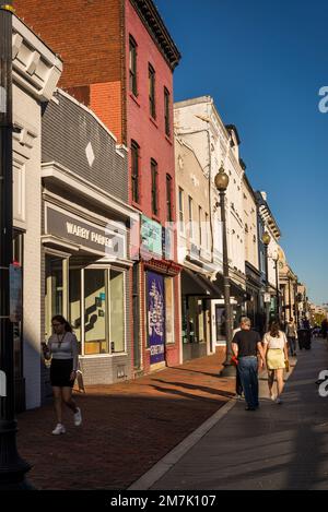 Trendige, gehobene Wisconsin Avenue mit schicken Geschäften und Restaurants in Georgetown, einem historischen Viertel, sowie Handels- und Unterhaltungsmöglichkeiten Stockfoto