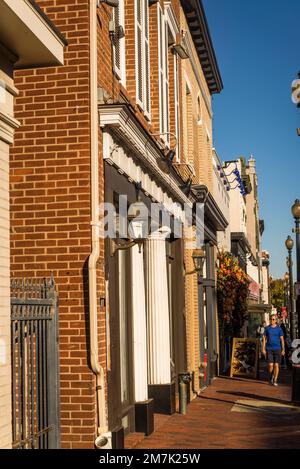 Trendige, gehobene Wisconsin Avenue mit schicken Geschäften und Restaurants in Georgetown, einem historischen Viertel, sowie Handels- und Unterhaltungsmöglichkeiten Stockfoto