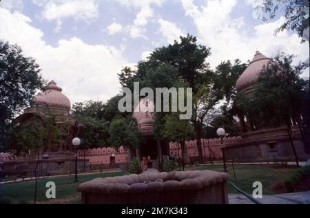Die Krishnapura Chhatri, auch bekannt als Krishna Pura Chhatri, sind drei Chhatri in Indore, Madhya Pradesh, Indien. Zenotapher aus den späten 1800er Jahren zur Erinnerung an Holkar-Herrscher mit Wandschnitzereien und Statuen. Das Denkmal von Krishna Pura Chhatri, Indore, ist ein Symbol für Mut und Tapferkeit der Holkar-Dynastie. Stockfoto