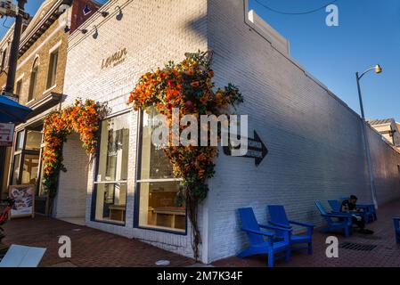 Café in der angesagten, gehobenen Wisconsin Avenue mit modischen Geschäften und Restaurants in Georgetown, einem historischen Viertel, und Gewerbegebiet Stockfoto