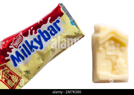 Die Nestle Milky Bar MilkyBar Festive Friends wurde geöffnet, um Inhalte auf weißem Hintergrund zu zeigen - weiße Schokolade mit einer cremigen Füllung und knusprigen Stücken Stockfoto