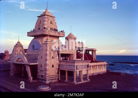 Rosafarbenes Gedenkgebäude mit Blick auf das Meer an Ort und Stelle, wo Gandhis Asche nach seinem Tod gehalten wurde. Es wurde im Gedenken an den führenden indischen Führer Mohandas Karamchand Gandhi erbaut, der im Volksmund als Vater der Nation bekannt ist. Nach seiner Ermordung im Jahr 1948 wurde seine Asche im Triveni Sangam (Zusammenfluss des Arabischen Meeres, des Indischen Ozeans und der Bucht von Bengal) in Kanyakumari eingetaucht. Stockfoto