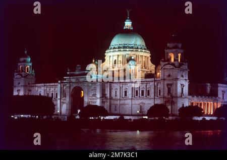 Das Victoria Memorial ist ein großes Marmorgebäude am Majdan im Zentrum von Kalkutta, erbaut zwischen 1906 und 1921. Es ist der Erinnerung an Königin Victoria gewidmet, Kaiserin von Indien von 1876 bis 1901. Die Victoria Memorial Hall repräsentiert die prächtige und majestätische britische Architektur und gilt heute als Wahrzeichen der Stadt Kalkutta. Das VMH befindet sich auf dem 1 Queen's Way und wurde von Lord Curzon, dem Vizekönig von Britisch-Indien, als Gedenkstätte für die verstorbene Königin Victoria ins Auge gefasst. Stockfoto