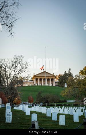 Die Fahne im Arlington House wird während der Interventions auf die Hälfte des Personals abgesenkt, Arlington National Cemetery, United States Army Cemetery, Arlington, Virginia, Stockfoto