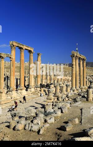 Blick über die Cardo-Straße mit Kolonnaden in Jerash City, Jordanien, Naher Osten Stockfoto