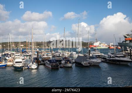 Boote, die im Hafen vor dem National Maritime Museum in Cornwall in Falmouth festgemacht wurden Stockfoto