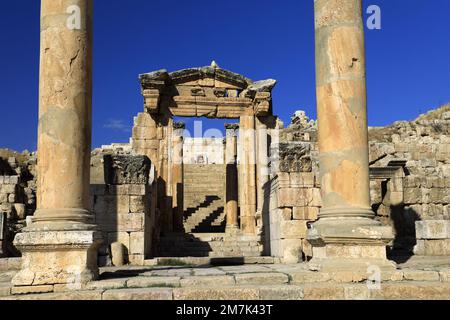 Blick auf den Eingang zur Kathedrale von Jerash, Jordanien, Naher Osten Stockfoto