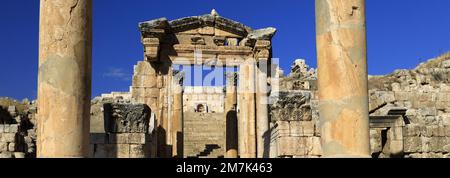 Blick auf den Eingang zur Kathedrale von Jerash, Jordanien, Naher Osten Stockfoto