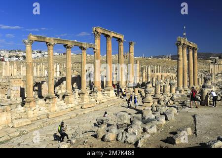 Blick über die Cardo-Straße mit Kolonnaden in Jerash City, Jordanien, Naher Osten Stockfoto