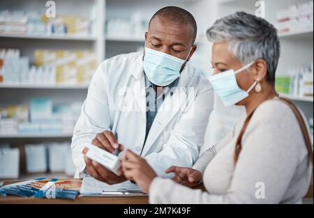 Covid, Apotheke oder Arzt mit Medikamenten für alte Frau oder kranke Seniorpatientin in Gesichtsmaske Shopping für Pillen oder Drogen. Gesundheitswesen, Coronavirus oder Stockfoto