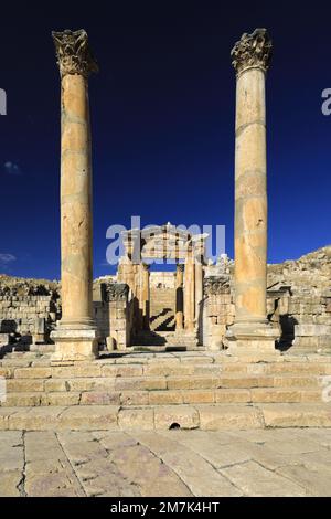 Blick auf den Eingang zur Kathedrale von Jerash, Jordanien, Naher Osten Stockfoto