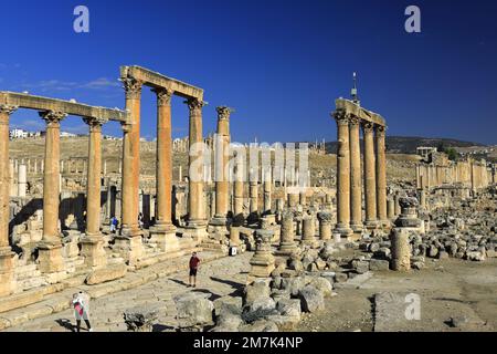 Blick über die Cardo-Straße mit Kolonnaden in Jerash City, Jordanien, Naher Osten Stockfoto