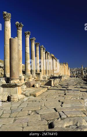 Blick über die Cardo-Straße mit Kolonnaden in Jerash City, Jordanien, Naher Osten Stockfoto