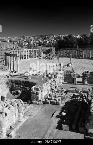 Blick über das Naos von Zeus (Heiligtum von Zeus Olympios) und die Oval Plaza, Jerash City, Jordanien, Naher Osten Stockfoto