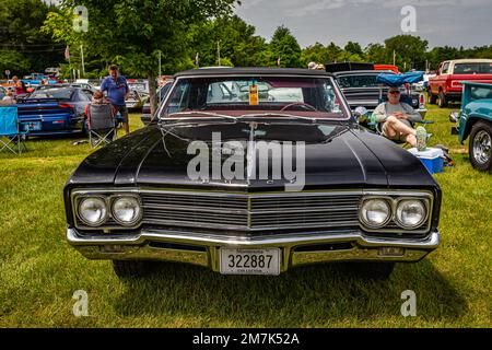 Iola, WI - 07. Juli 2022: Perspektivische Vorderansicht eines Buick Skylark Cabriolets aus dem Jahr 1966 auf einer lokalen Automesse. Stockfoto