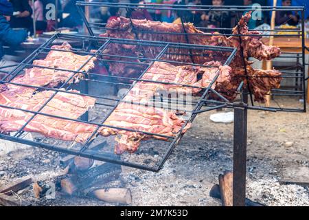 Schwein auf Spieß grillen, Straßennahrung Stockfoto