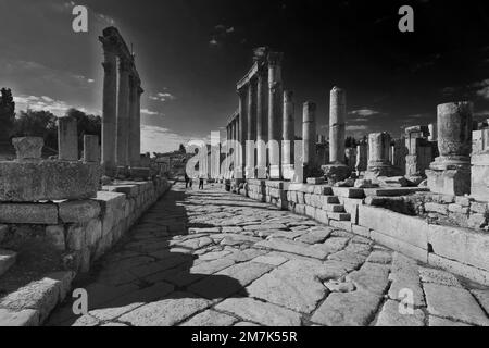 Blick über die Cardo-Straße mit Kolonnaden in Jerash City, Jordanien, Naher Osten Stockfoto