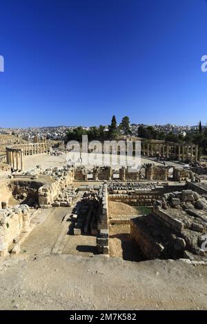 Blick über das Naos von Zeus (Heiligtum von Zeus Olympios) und die Oval Plaza, Jerash City, Jordanien, Naher Osten Stockfoto