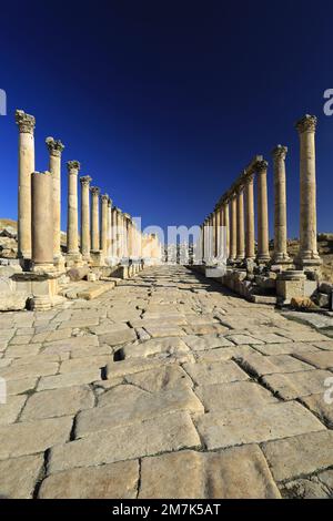 Blick über die Cardo-Straße mit Kolonnaden in Jerash City, Jordanien, Naher Osten Stockfoto
