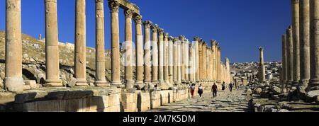Blick über die Cardo-Straße mit Kolonnaden in Jerash City, Jordanien, Naher Osten Stockfoto