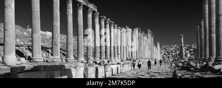 Blick über die Cardo-Straße mit Kolonnaden in Jerash City, Jordanien, Naher Osten Stockfoto