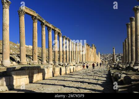 Blick über die Cardo-Straße mit Kolonnaden in Jerash City, Jordanien, Naher Osten Stockfoto