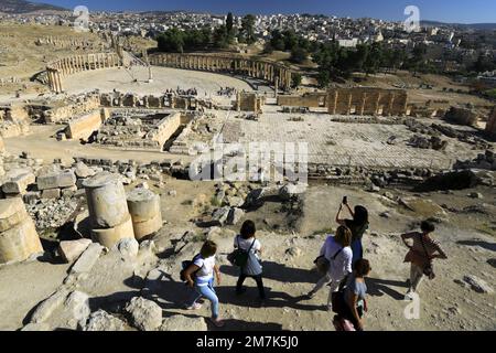 Blick über das Naos von Zeus (Heiligtum von Zeus Olympios) und die Oval Plaza, Jerash City, Jordanien, Naher Osten Stockfoto