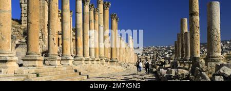 Blick über die Cardo-Straße mit Kolonnaden in Jerash City, Jordanien, Naher Osten Stockfoto