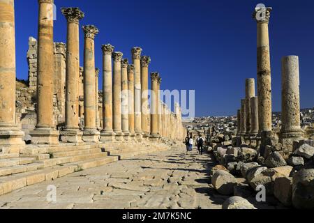 Blick über die Cardo-Straße mit Kolonnaden in Jerash City, Jordanien, Naher Osten Stockfoto