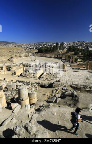 Blick über das Naos von Zeus (Heiligtum von Zeus Olympios) und die Oval Plaza, Jerash City, Jordanien, Naher Osten Stockfoto