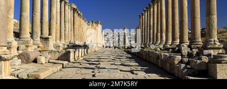 Blick über die Cardo-Straße mit Kolonnaden in Jerash City, Jordanien, Naher Osten Stockfoto