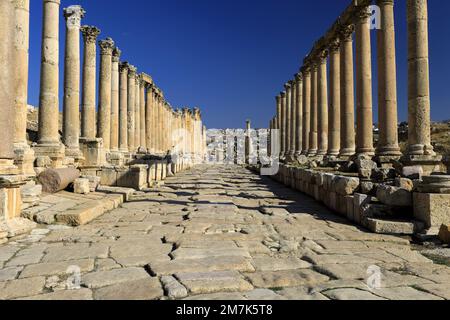 Blick über die Cardo-Straße mit Kolonnaden in Jerash City, Jordanien, Naher Osten Stockfoto