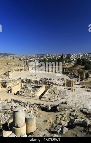 Blick über das Naos von Zeus (Heiligtum von Zeus Olympios) und die Oval Plaza, Jerash City, Jordanien, Naher Osten Stockfoto