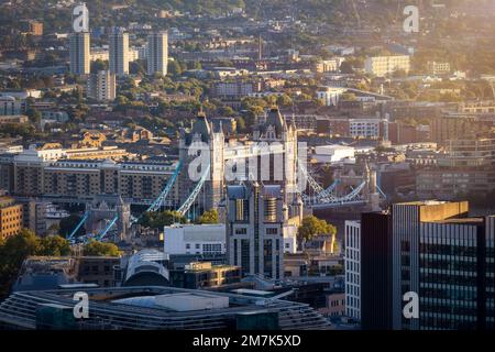 Selektiver Blick auf den Sonnenuntergang über der berühmten Tower Bridge in London Stockfoto