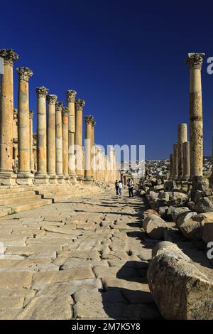 Blick über die Cardo-Straße mit Kolonnaden in Jerash City, Jordanien, Naher Osten Stockfoto