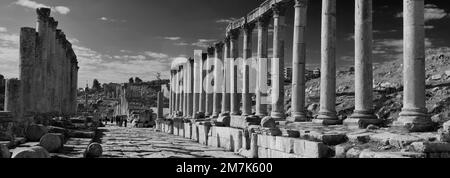 Blick über die Cardo-Straße mit Kolonnaden in Jerash City, Jordanien, Naher Osten Stockfoto