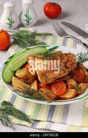 Hähnchenschenkel mit Kartoffeln und Karotten gekocht, Nahaufnahme Stockfoto