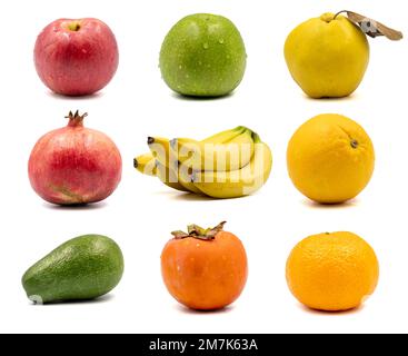 Bilder von Obstsorten. Obstsorten isoliert auf weißem Hintergrund. Apfel, Quitten, Granatäpfel, Banane, Orange, Avocado, Persimone, Tangeri Stockfoto