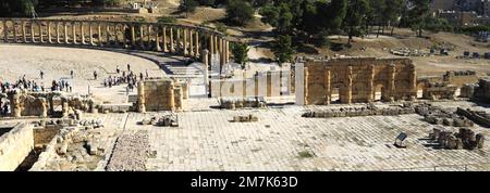 Blick über das Naos von Zeus (Heiligtum von Zeus Olympios) und die Oval Plaza, Jerash City, Jordanien, Naher Osten Stockfoto